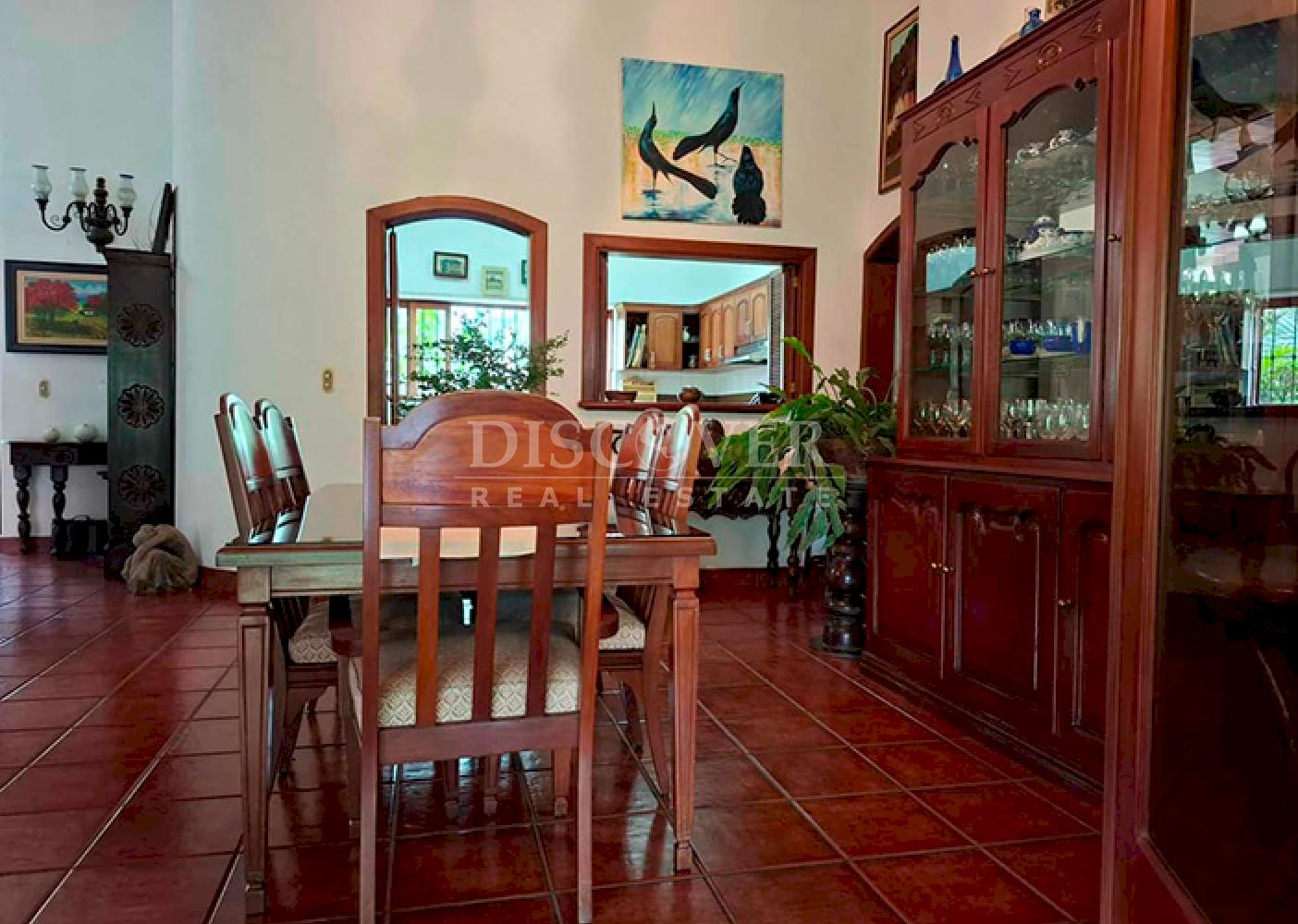 Contemporary-style house for sale or rent on Carretera Sur