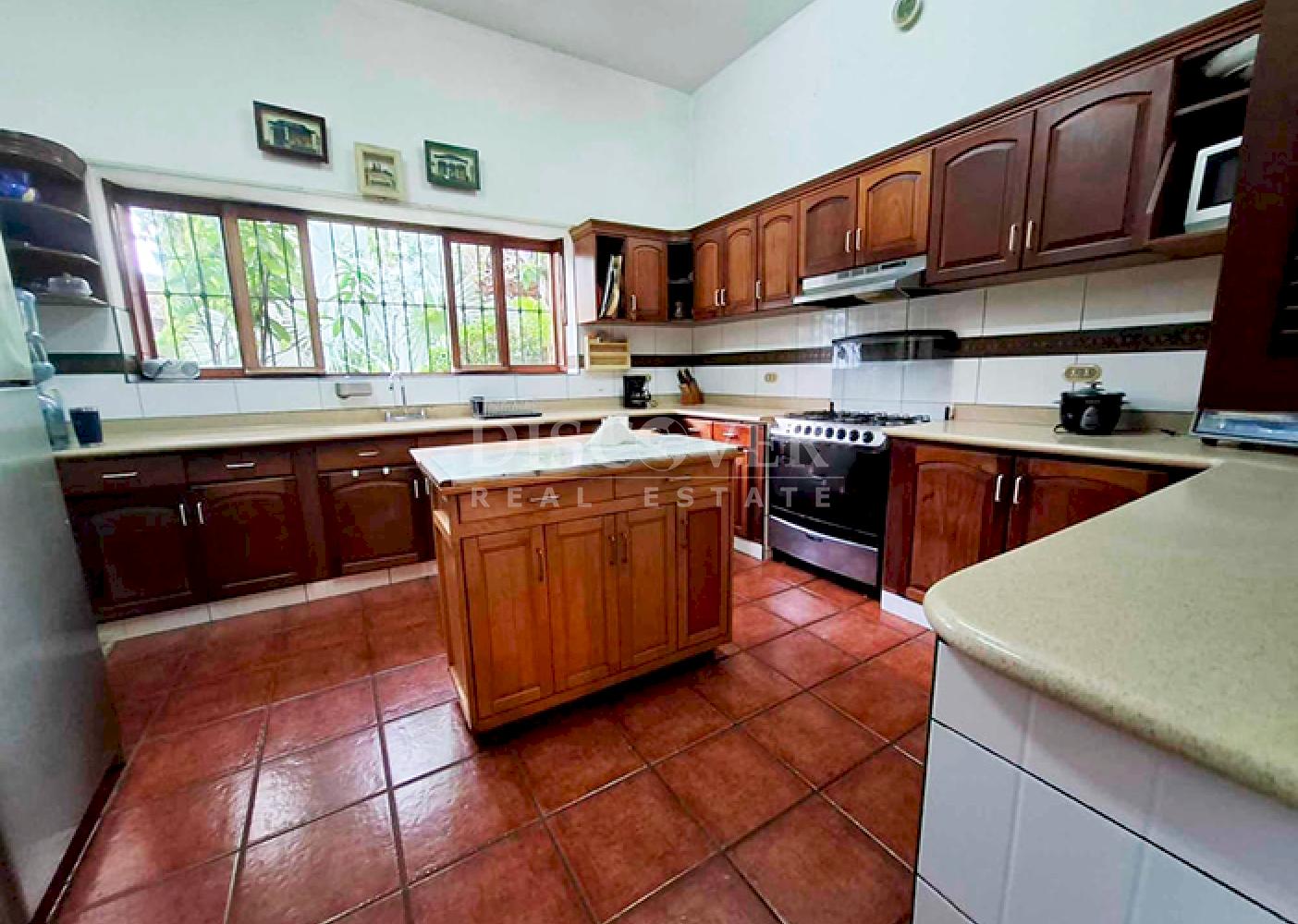 Contemporary-style house for sale or rent on Carretera Sur