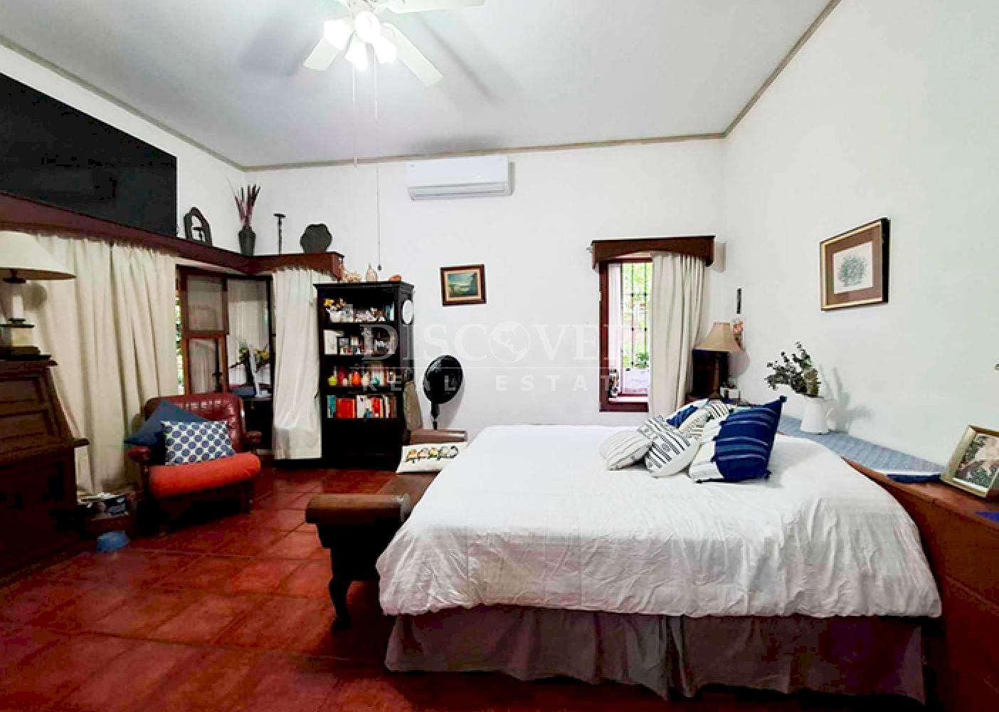 Contemporary-style house for sale or rent on Carretera Sur