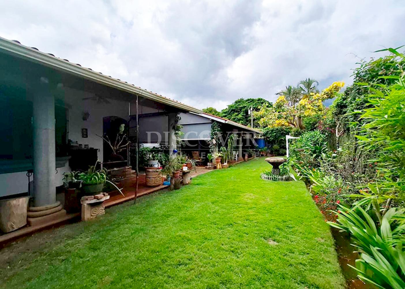 Contemporary-style house for sale or rent on Carretera Sur