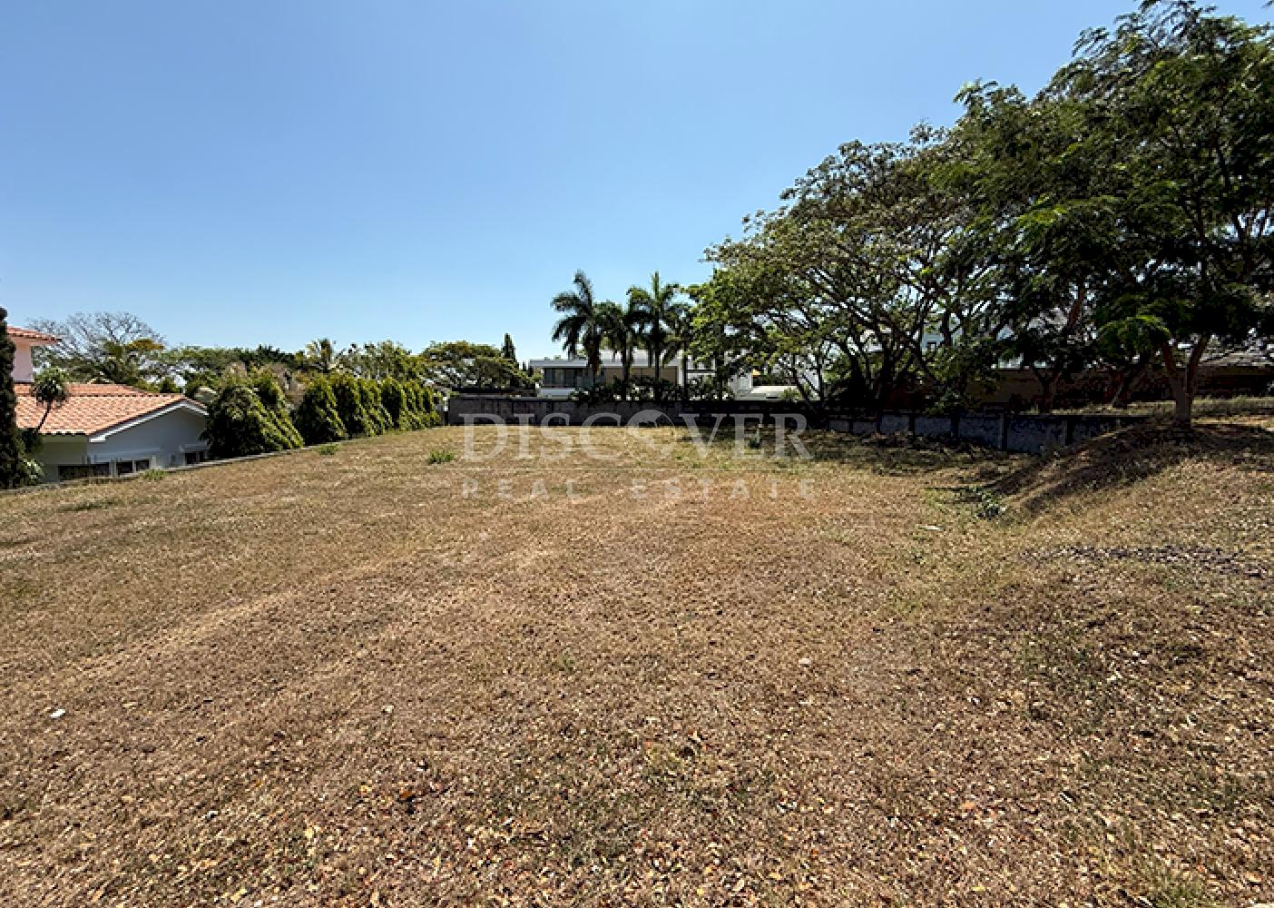 Land for sale in a residential area in Villa Fontana 