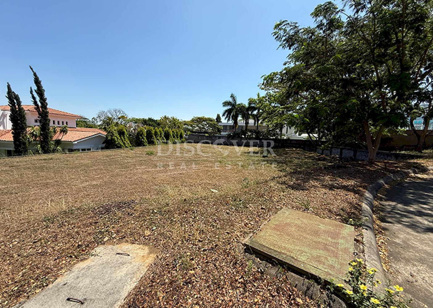 Land for sale in a residential area in Villa Fontana 