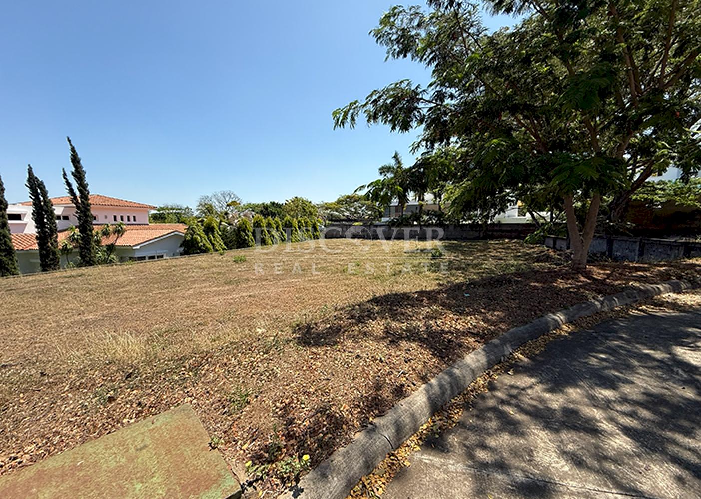 Land for sale in a residential area in Villa Fontana 