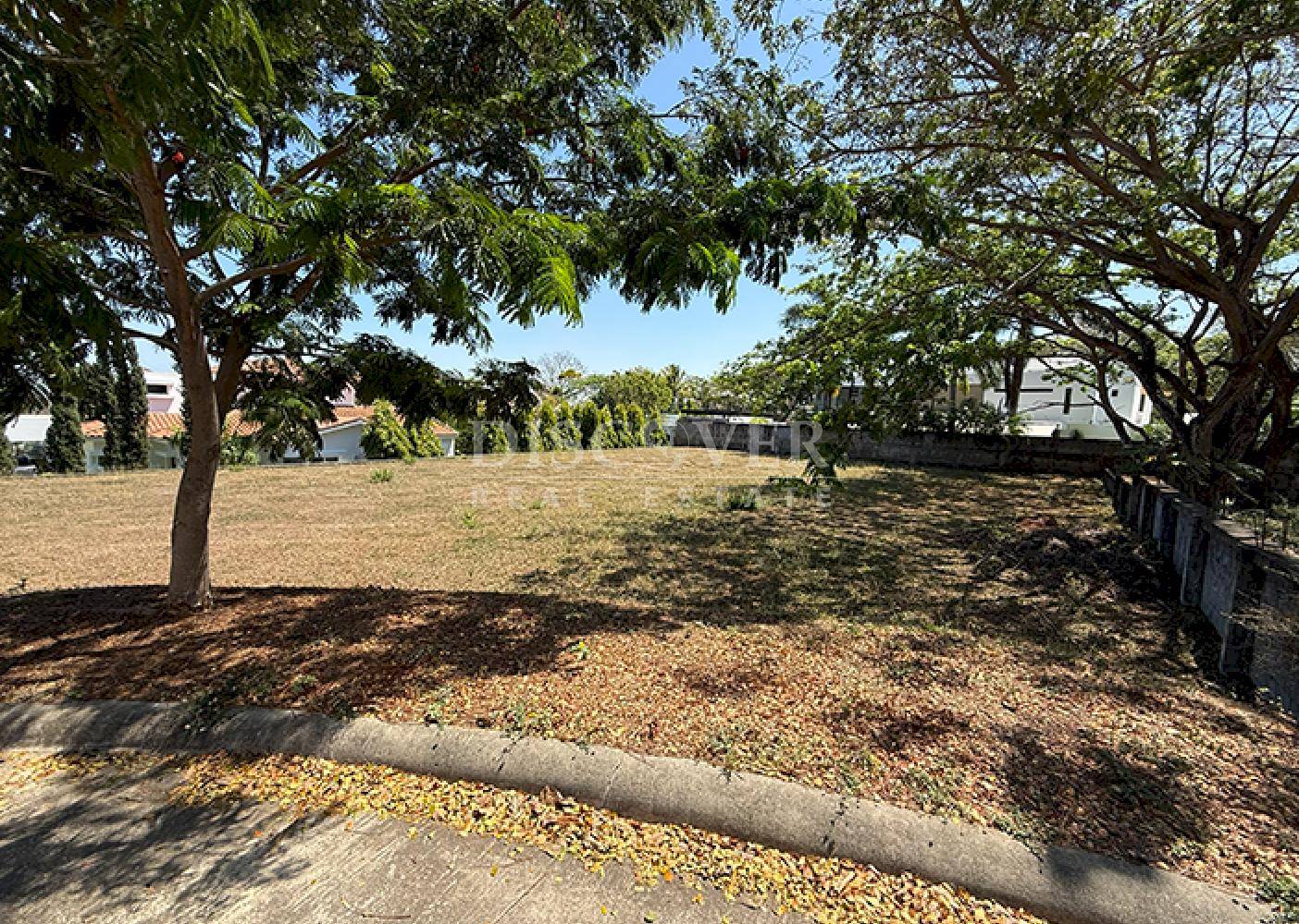 Land for sale in a residential area in Villa Fontana 