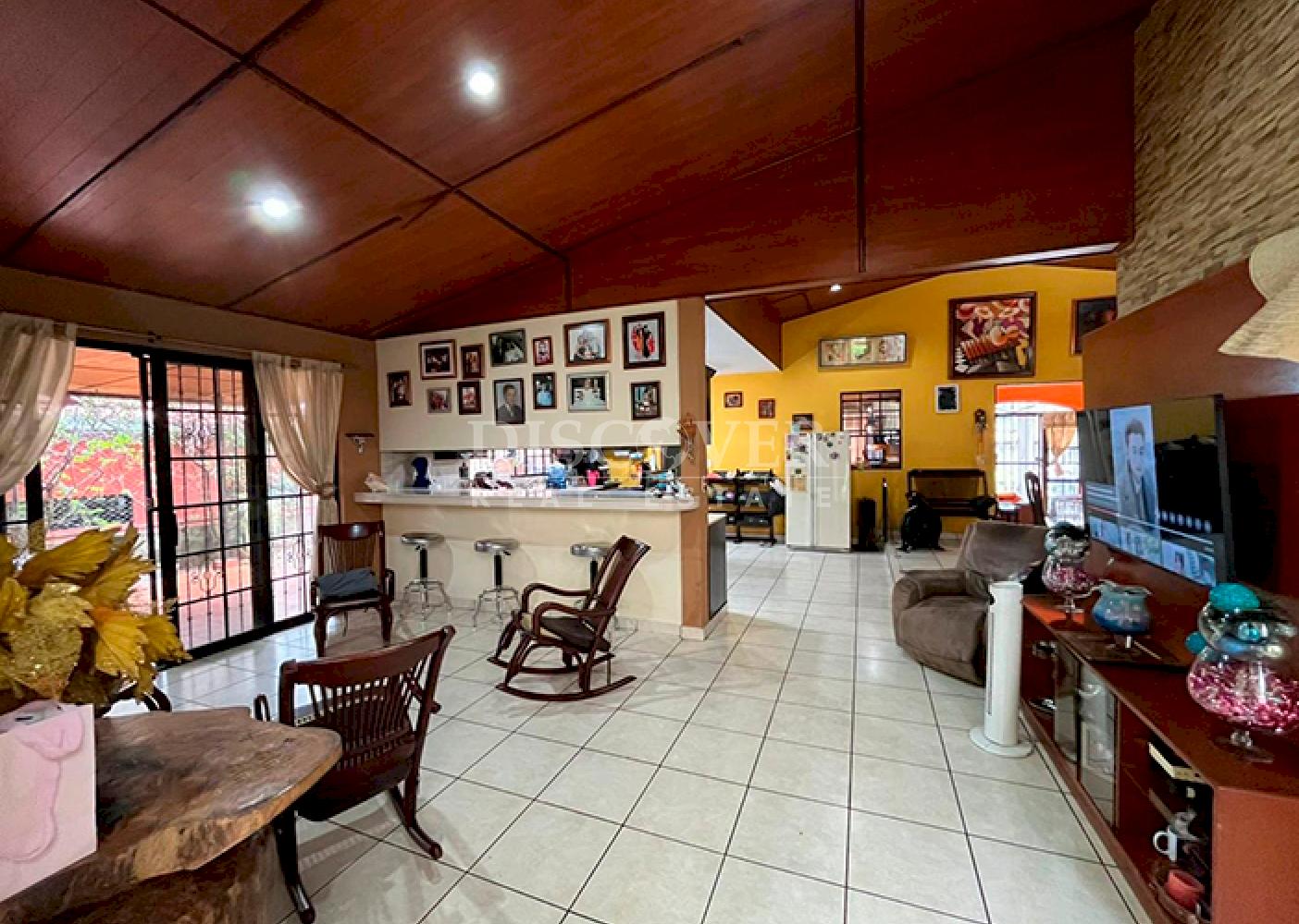 House for sale in a residential neighborhood on the road to Veracruz