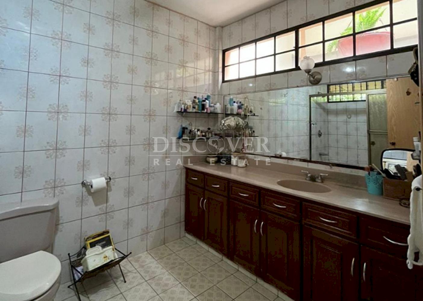 House for sale in a residential neighborhood on the road to Veracruz