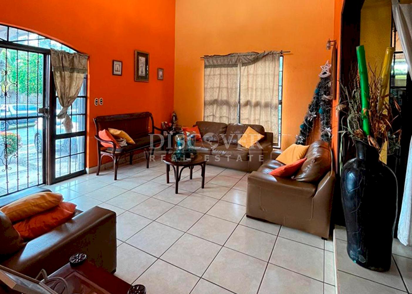 House for sale in a residential neighborhood on the road to Veracruz