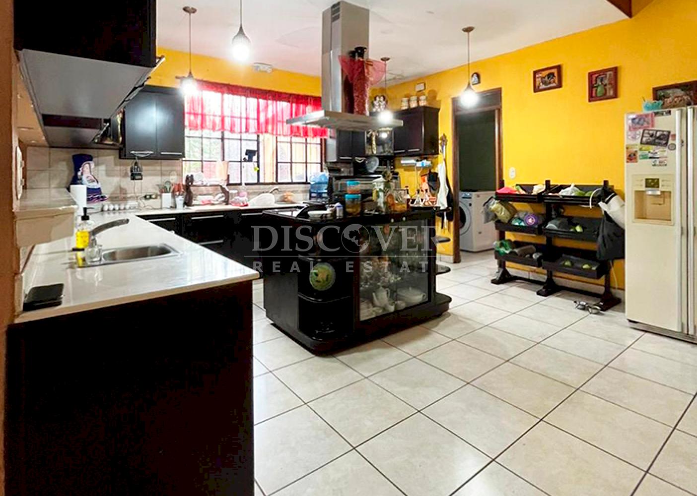 House for sale in a residential neighborhood on the road to Veracruz