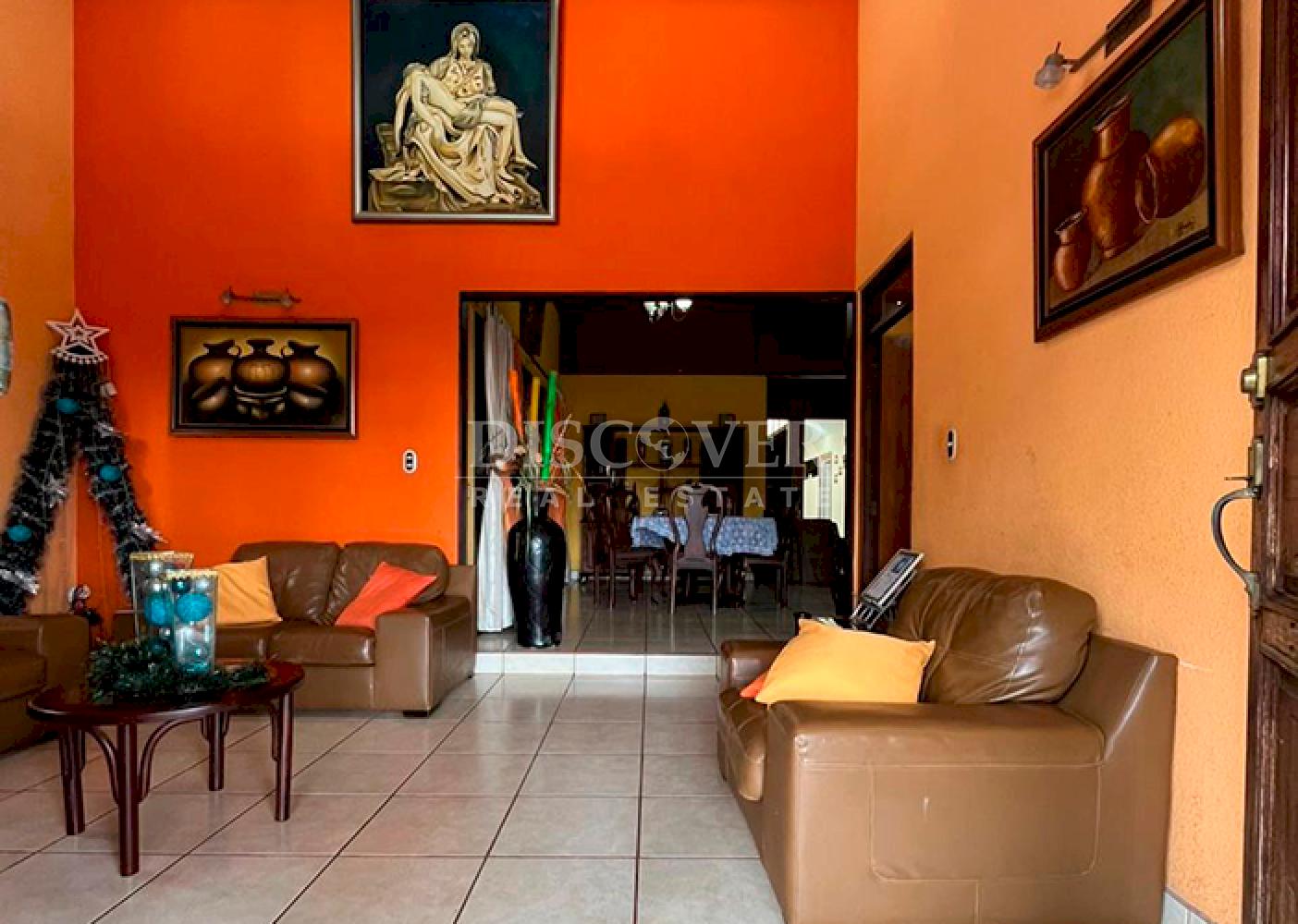House for sale in a residential neighborhood on the road to Veracruz