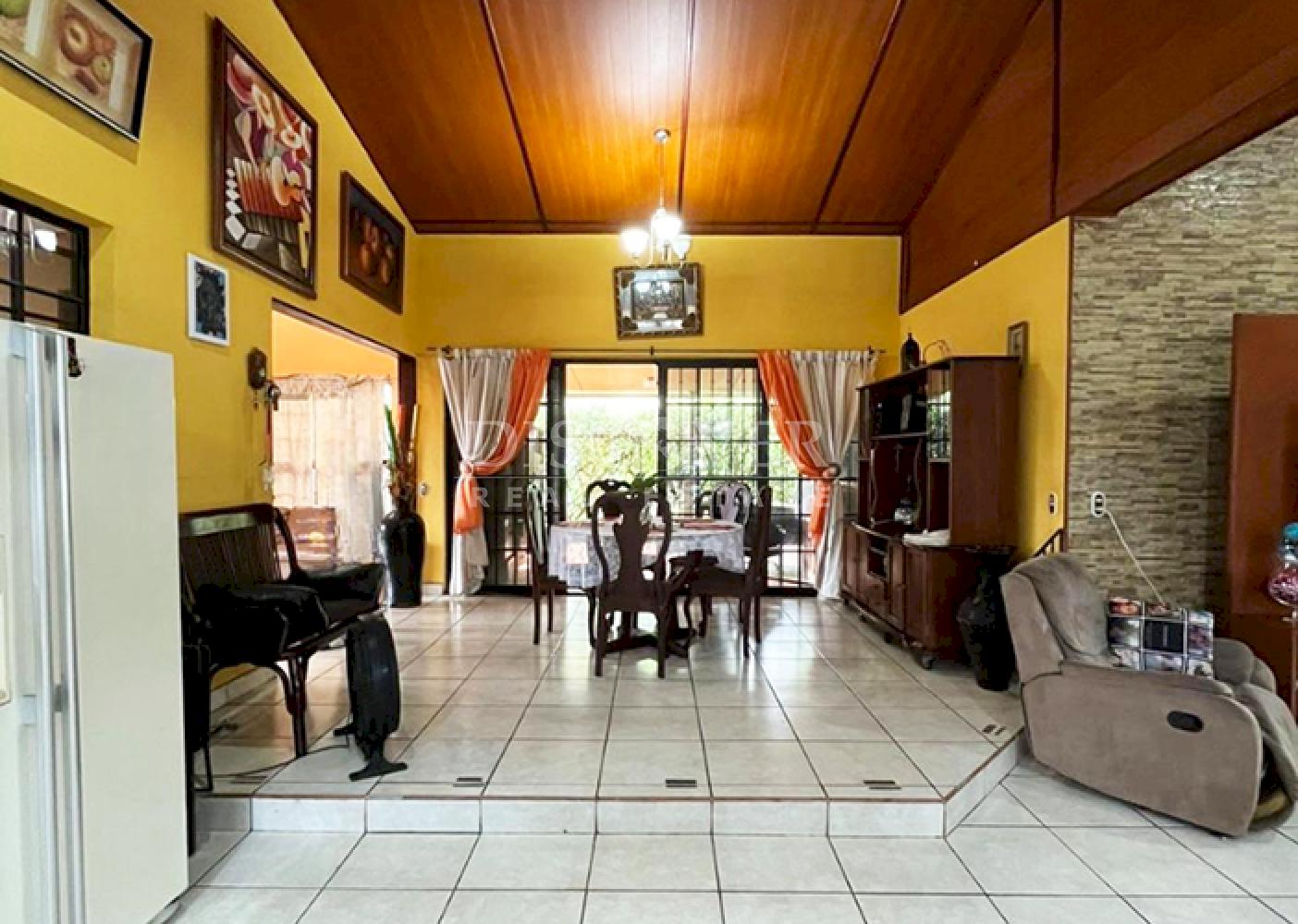 House for sale in a residential neighborhood on the road to Veracruz