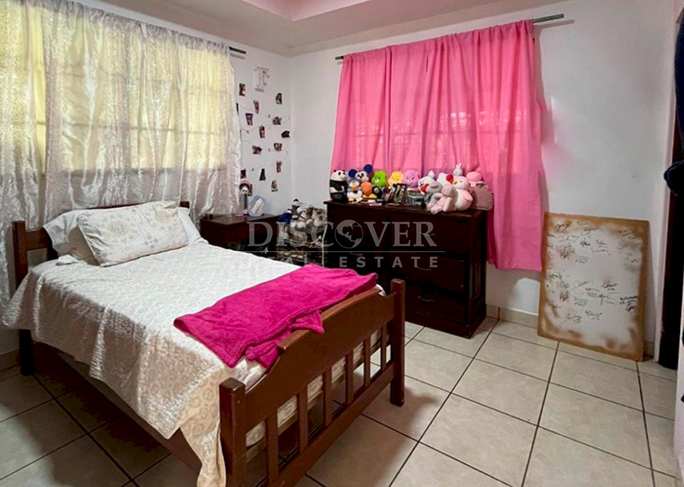 House for sale in a residential neighborhood on the road to Veracruz