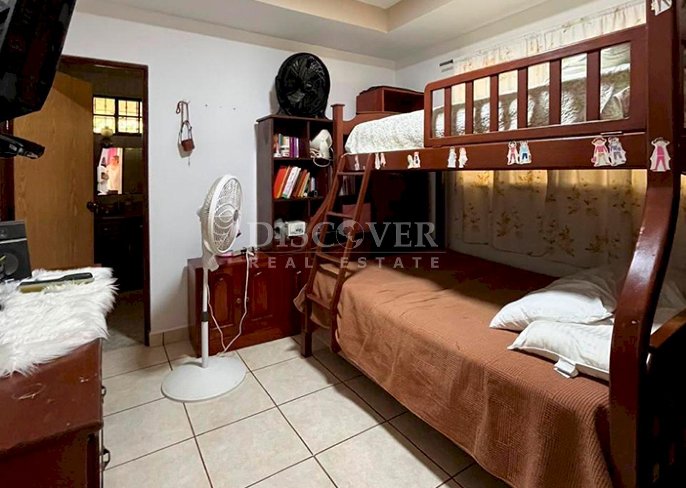 House for sale in a residential neighborhood on the road to Veracruz