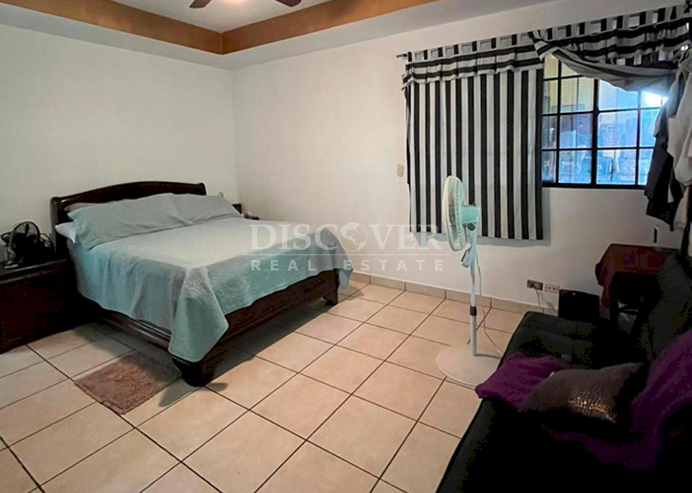 House for sale in a residential neighborhood on the road to Veracruz