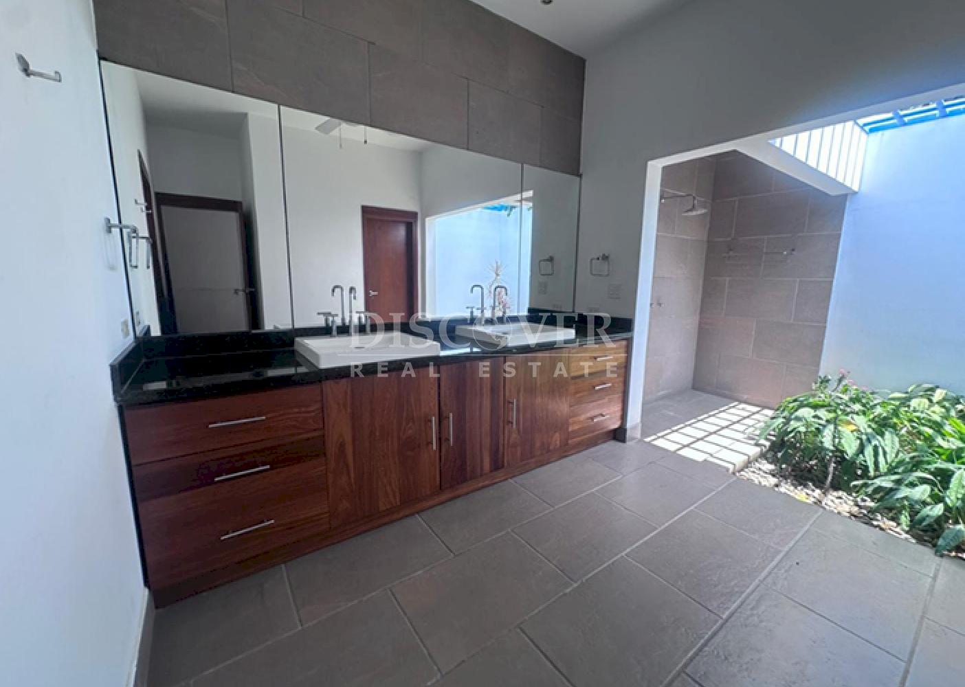  Spacious house for sale or rent in Santo Domingo