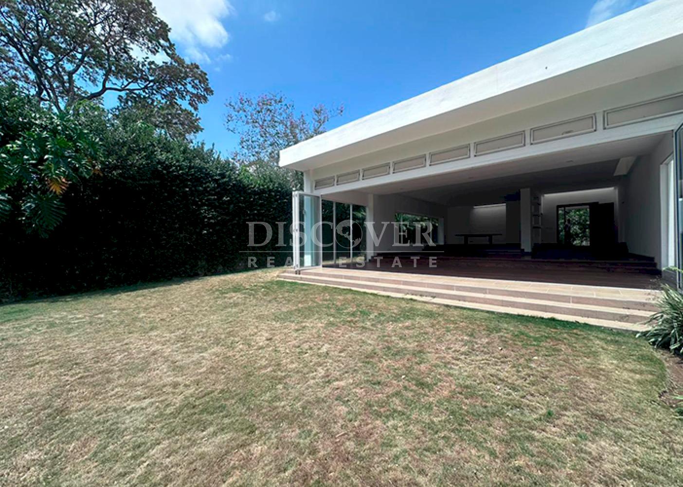  Spacious house for sale or rent in Santo Domingo
