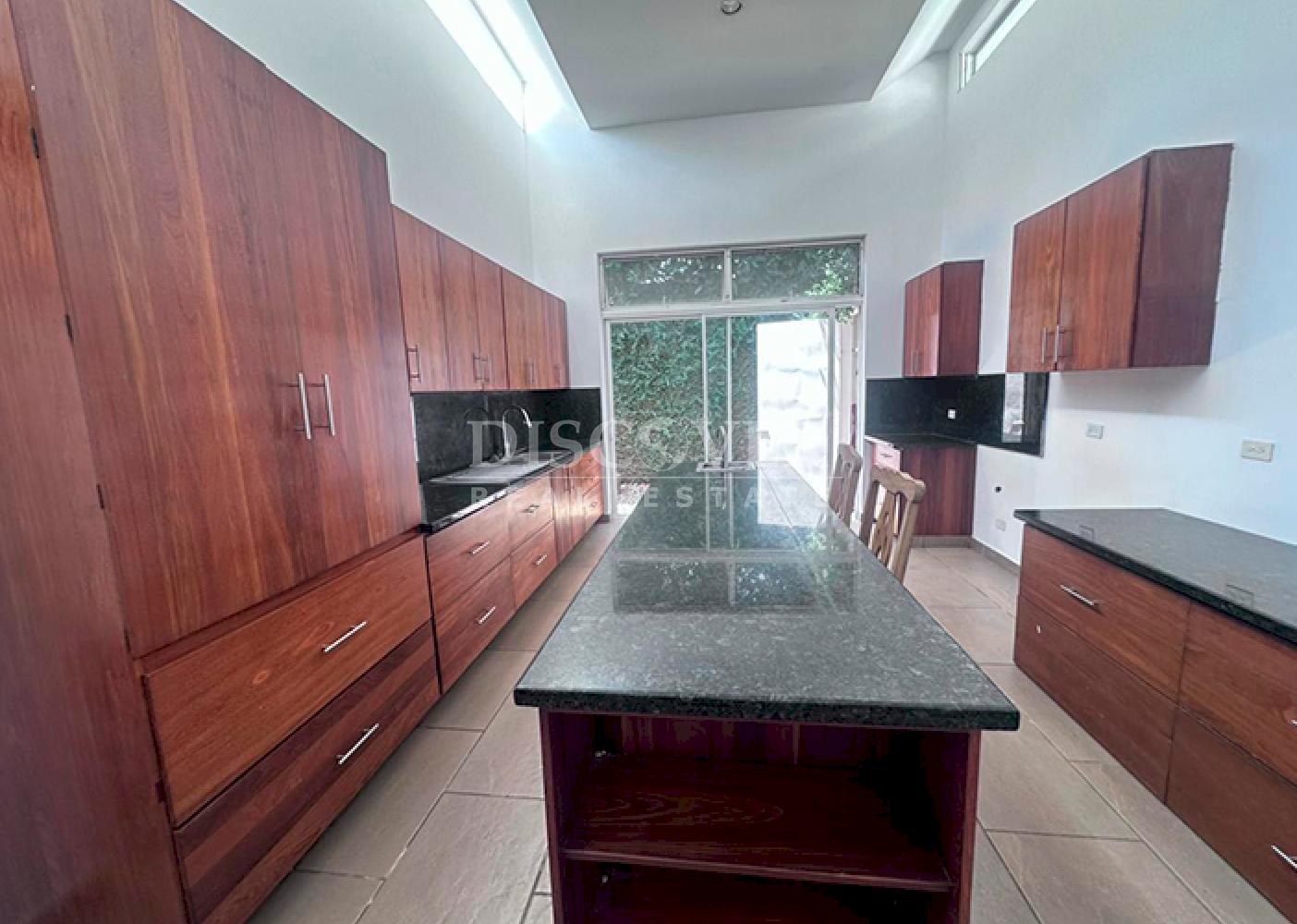 Spacious house for sale or rent in Santo Domingo