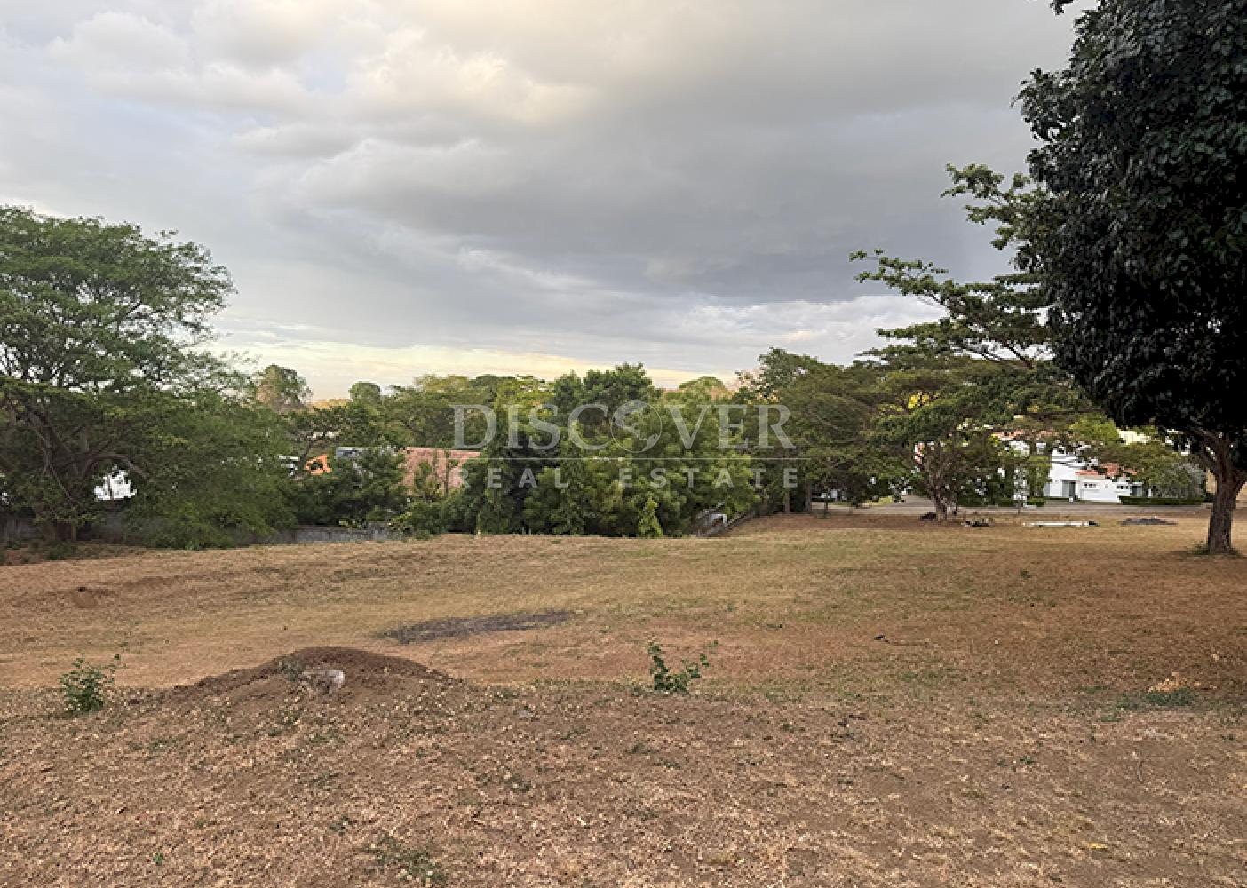 Lot for sale in a residential area in Villa Fontana