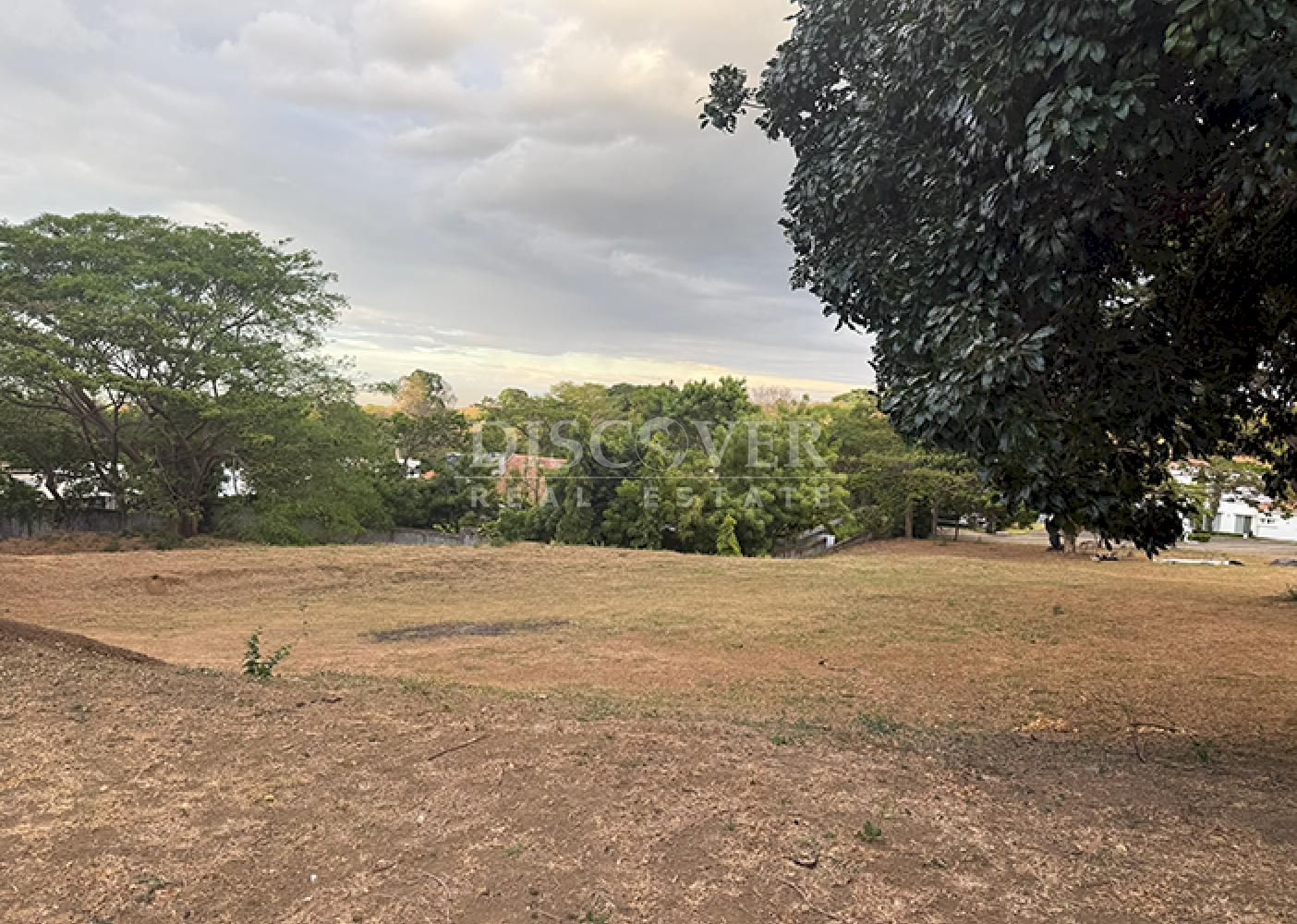 Lot for sale in a residential area in Villa Fontana