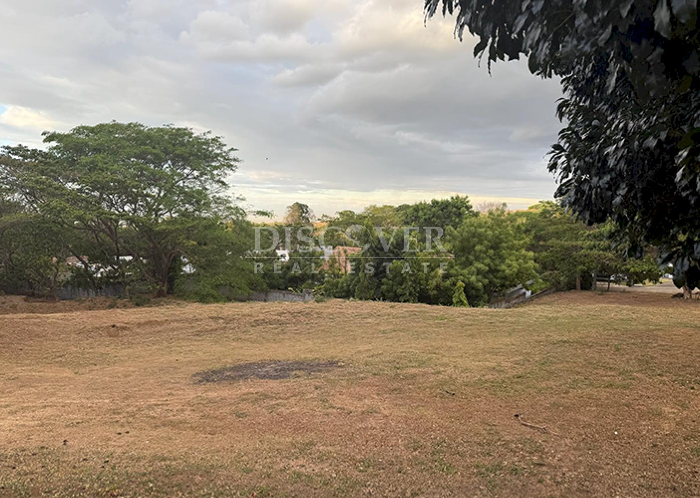 Lot for sale in a residential area in Villa Fontana