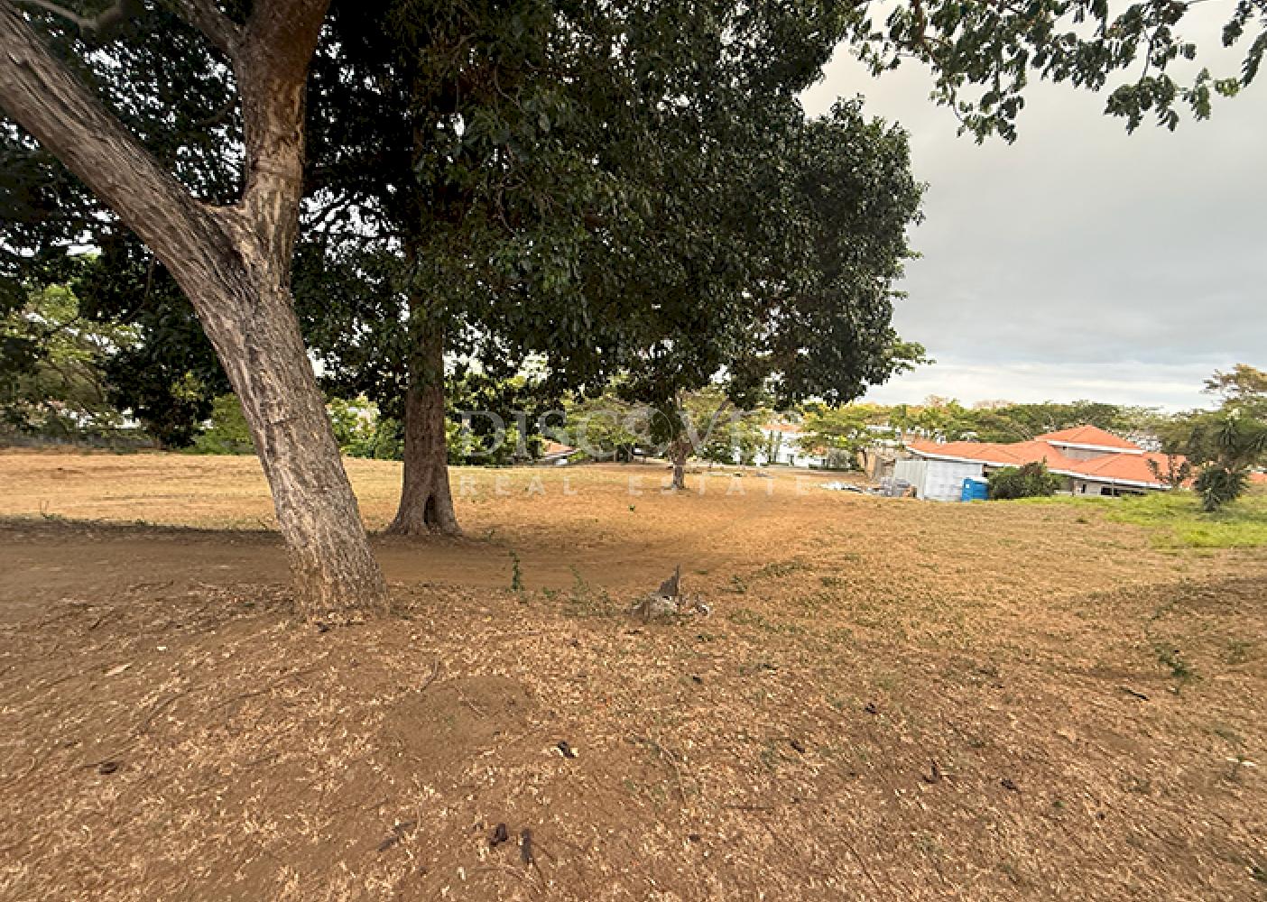 Lot for sale in a residential area in Villa Fontana