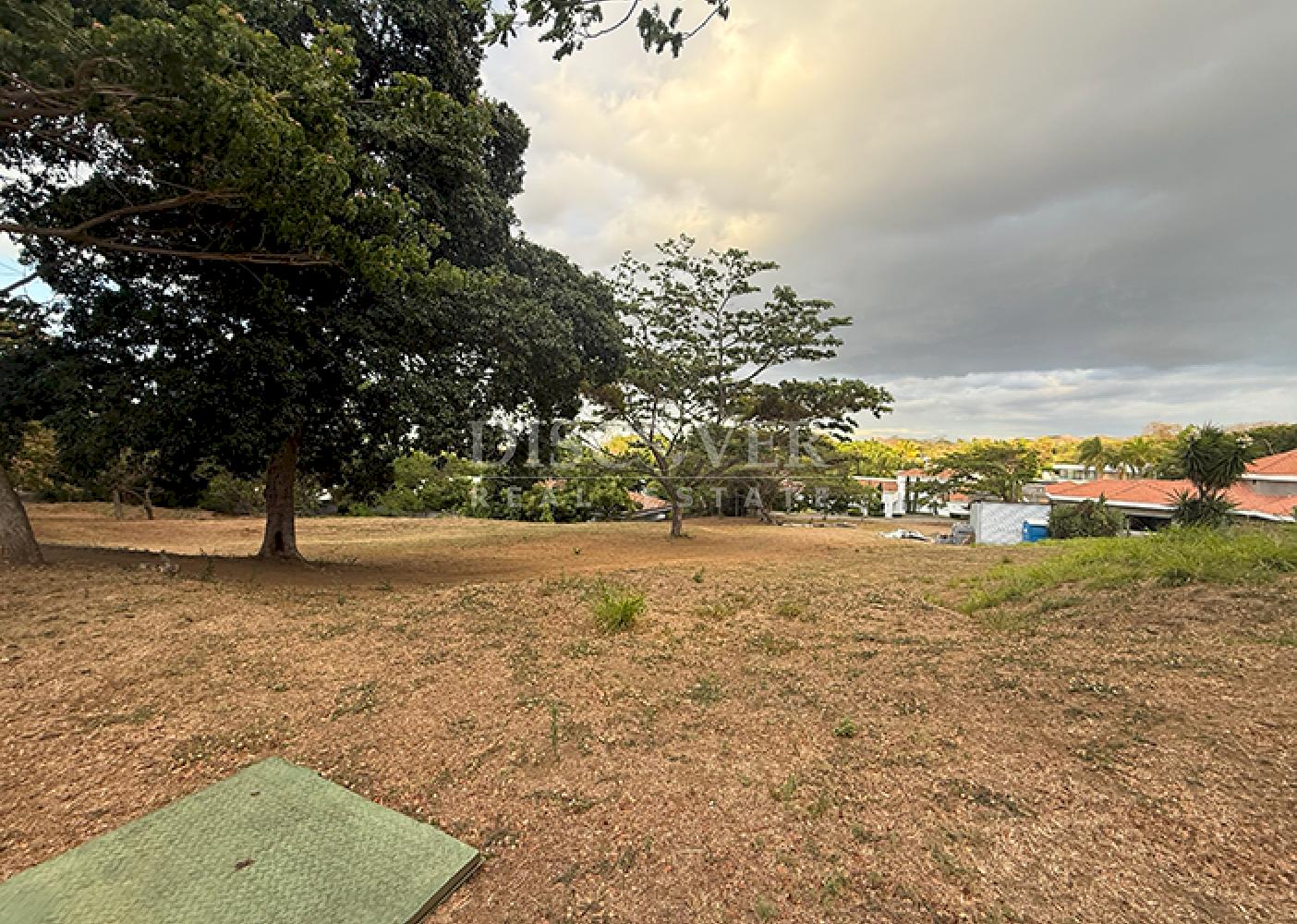 Lot for sale in a residential area in Villa Fontana