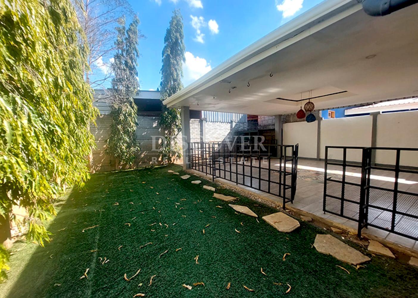  House for sale in a residential on Carretera Nueva a León