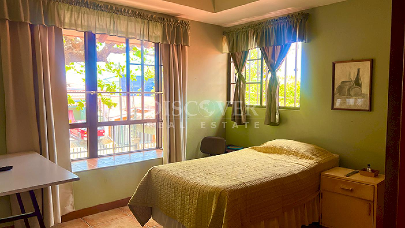 Spacious house for sale in Los Robles