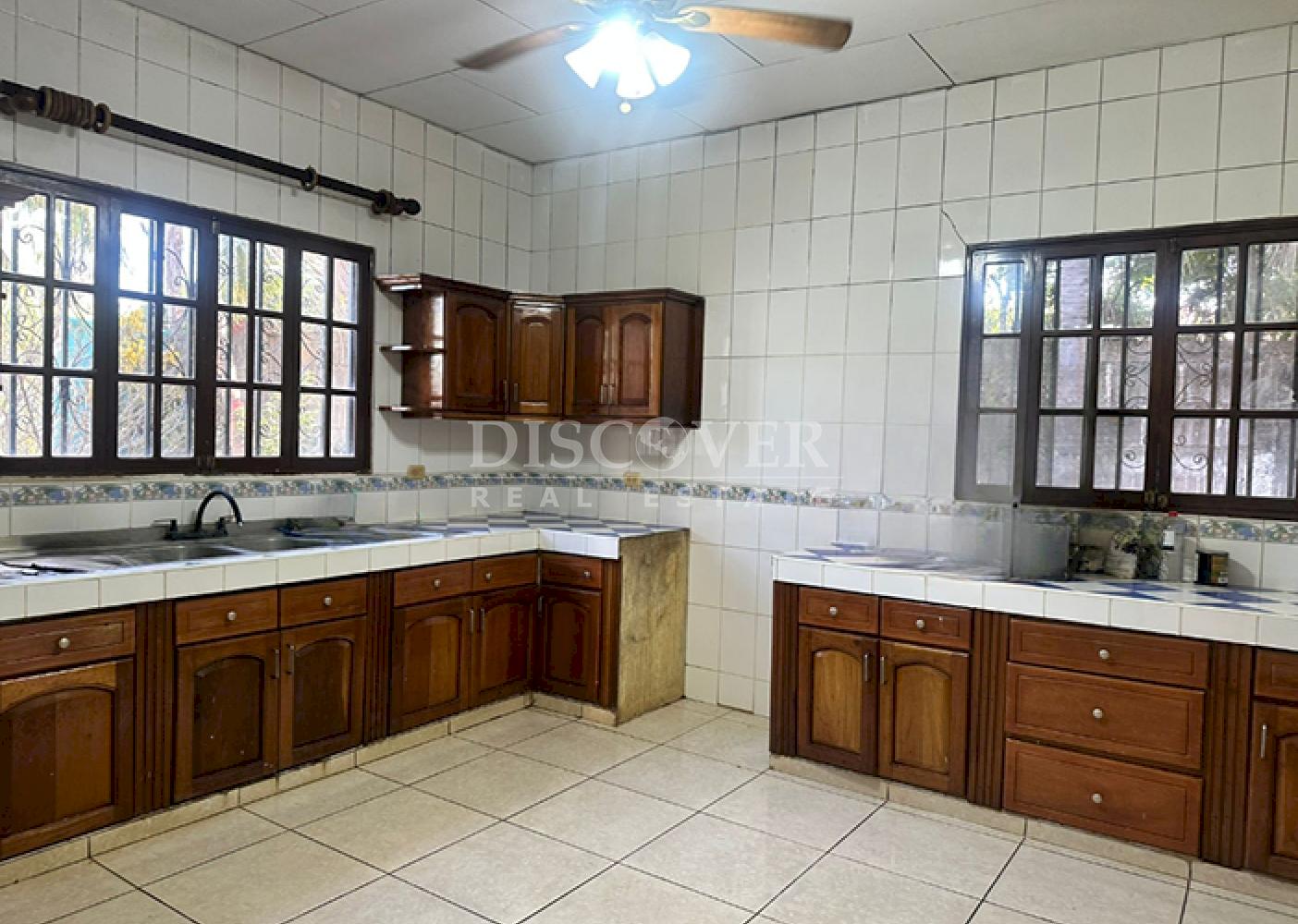  Spacious house for rent on Carretera Vieja in León
