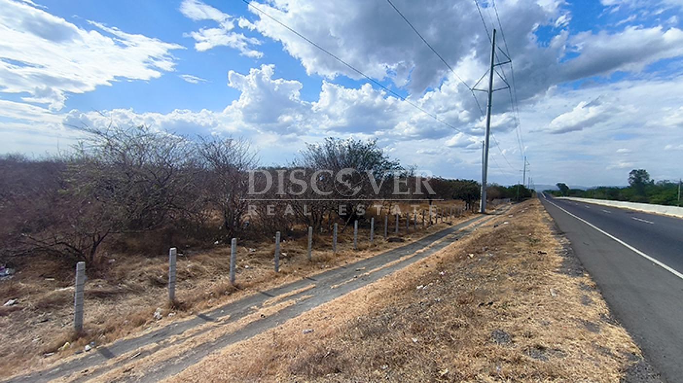 Property for sale with direct access to the highway in San Benito