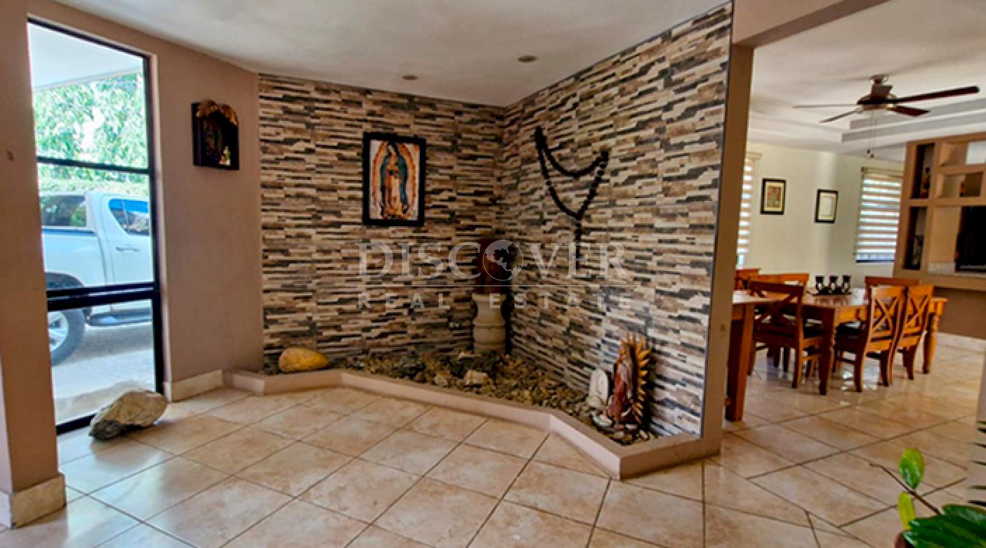 Spacious house for sale/for rent in Las Colinas