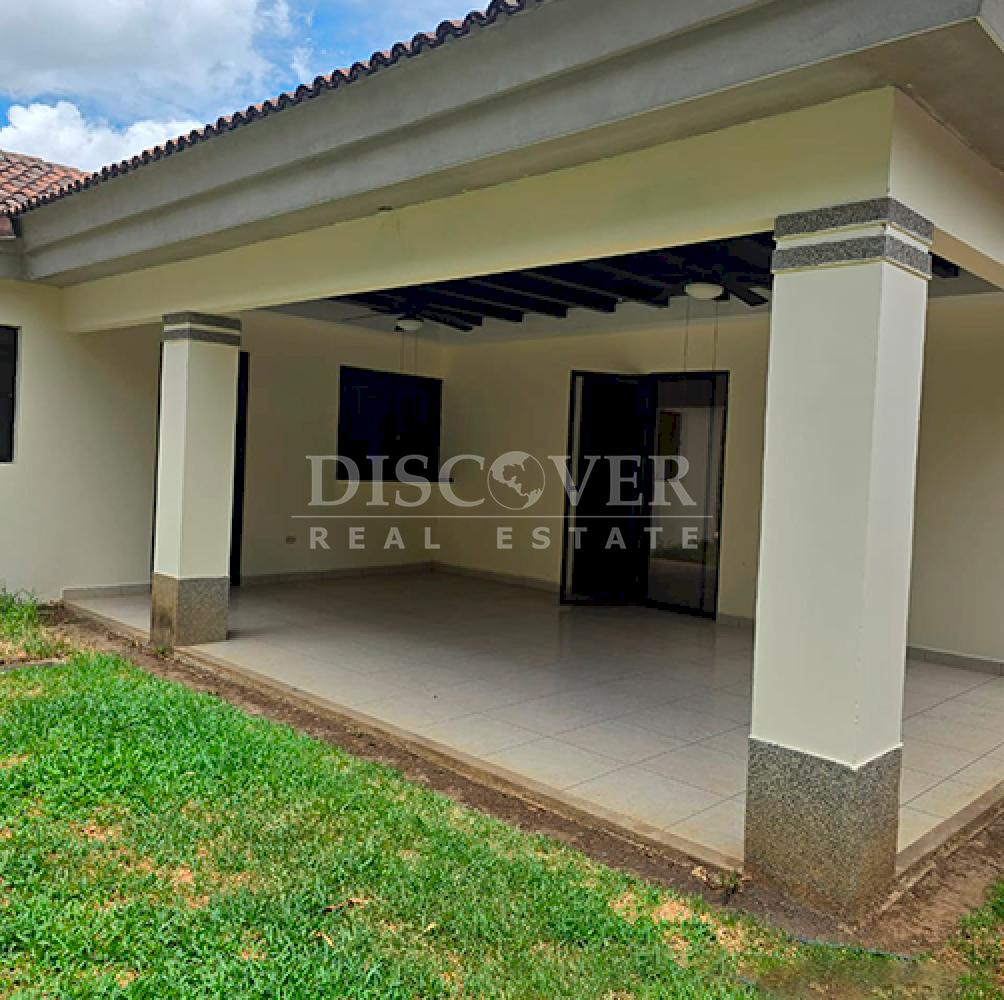  Spacious house for sale in a condominium in Santo Domingo