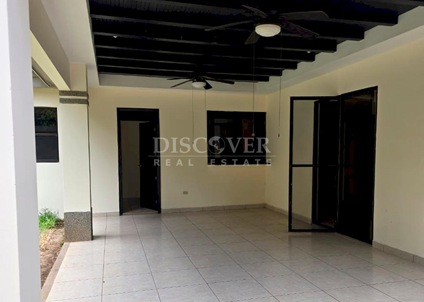  Spacious house for sale in a condominium in Santo Domingo