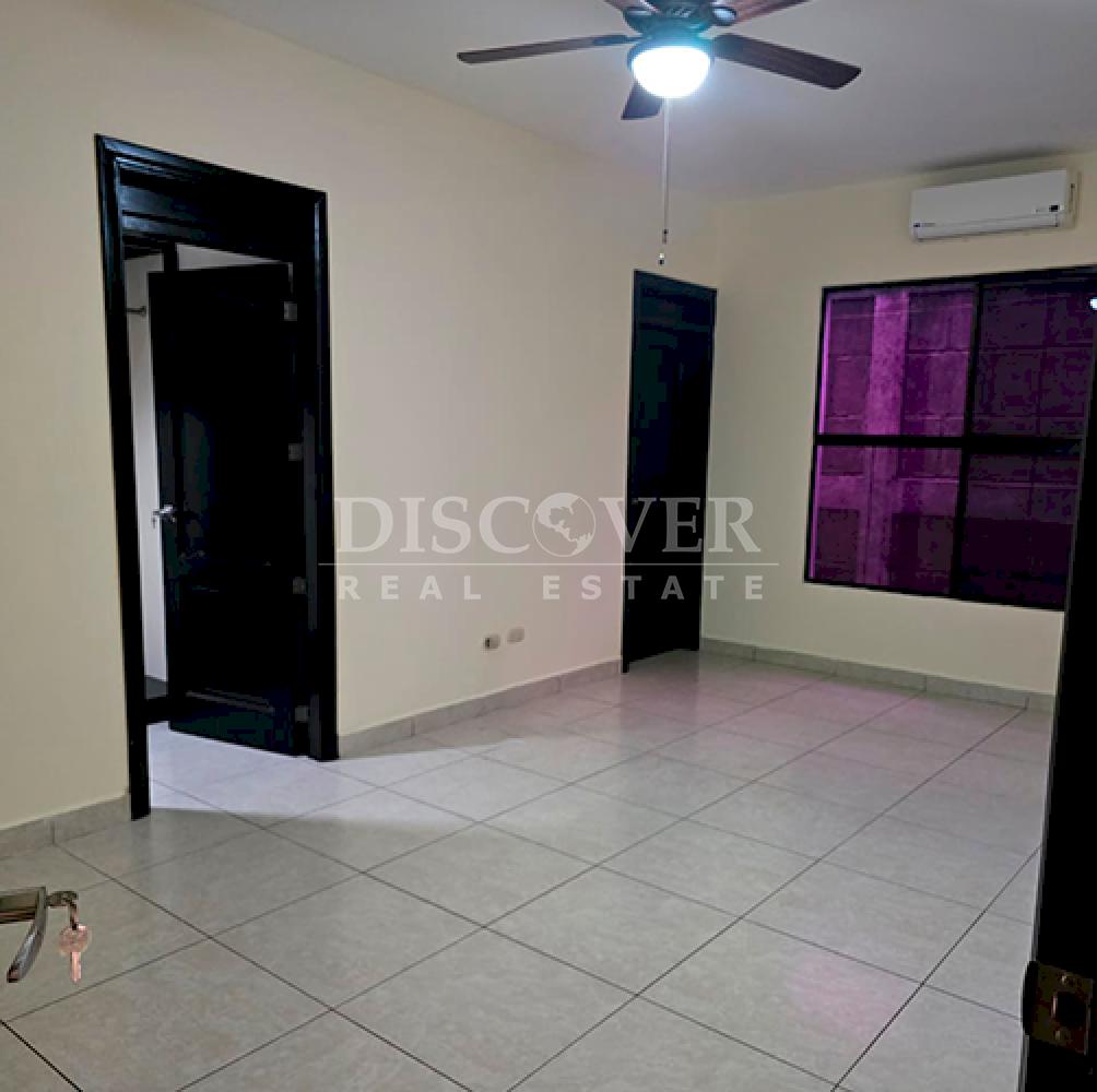  Spacious house for sale in a condominium in Santo Domingo
