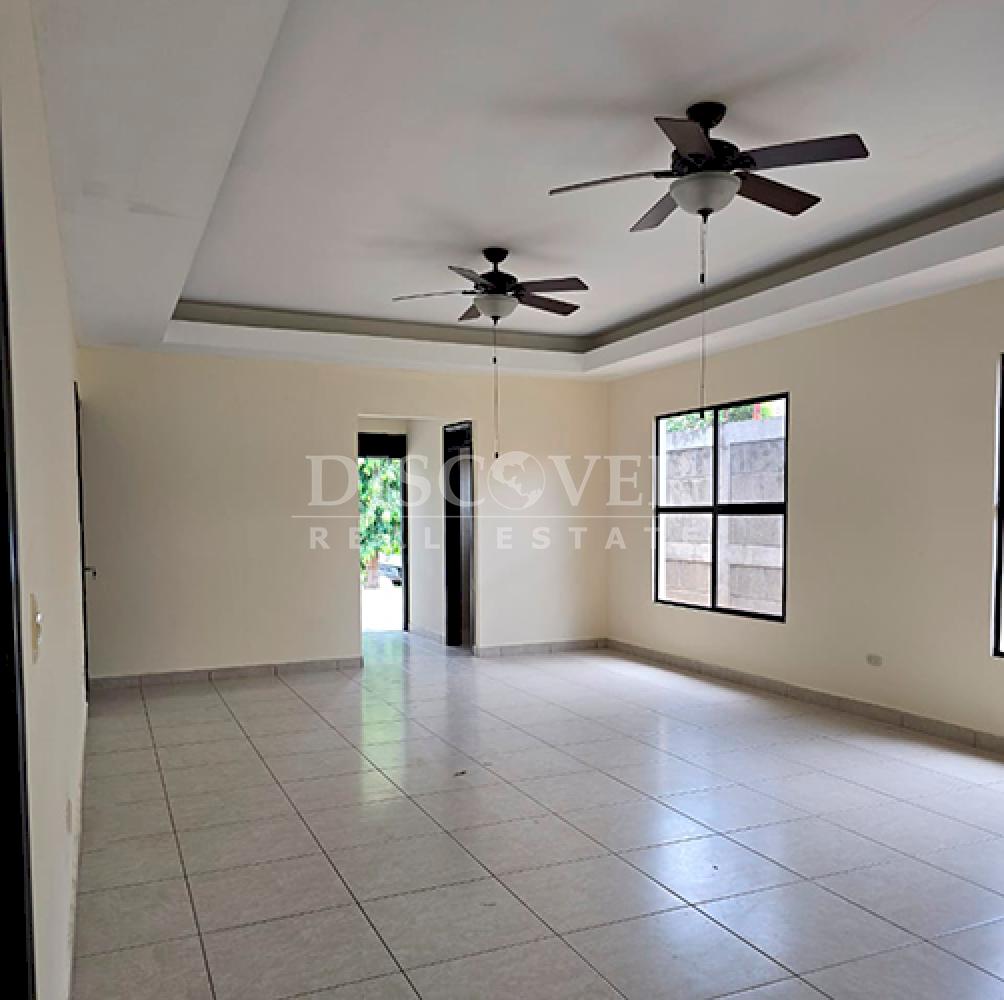 Spacious house for sale in a condominium in Santo Domingo