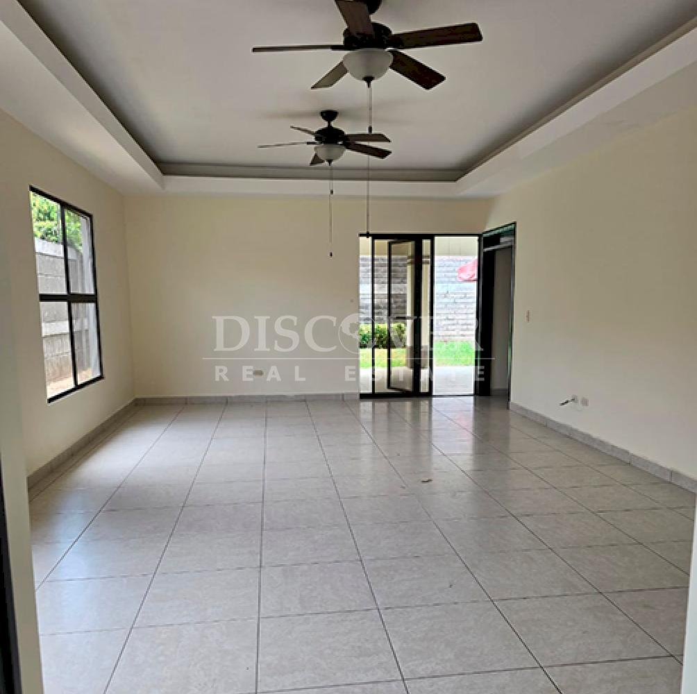  Spacious house for sale in a condominium in Santo Domingo