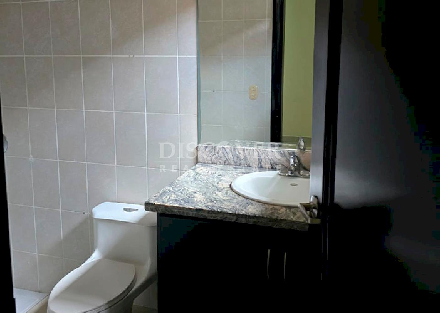  Spacious house for sale in a condominium in Santo Domingo