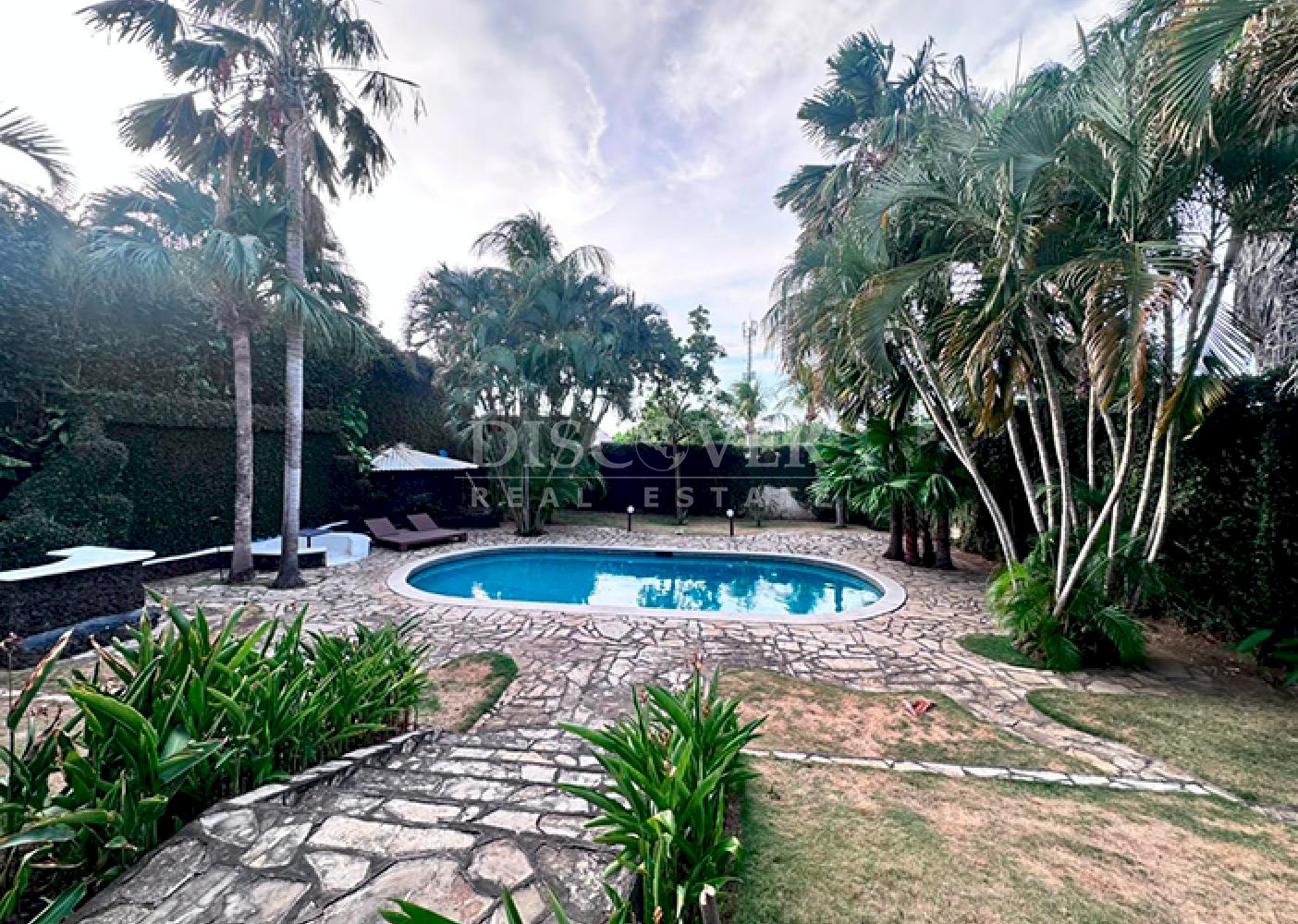 House with a pool for rent on Pista Jean Paul Genie