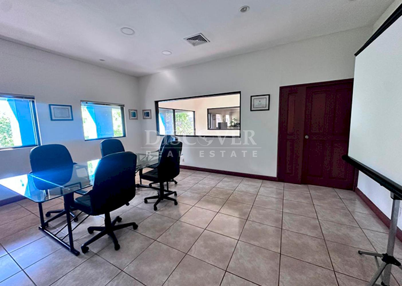  Office building for sale on Pista Suburbana