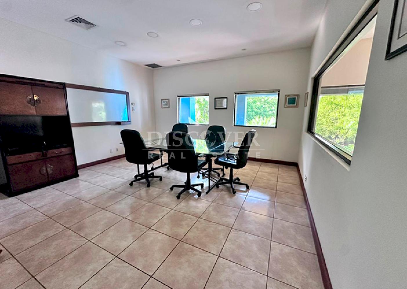  Office building for sale on Pista Suburbana
