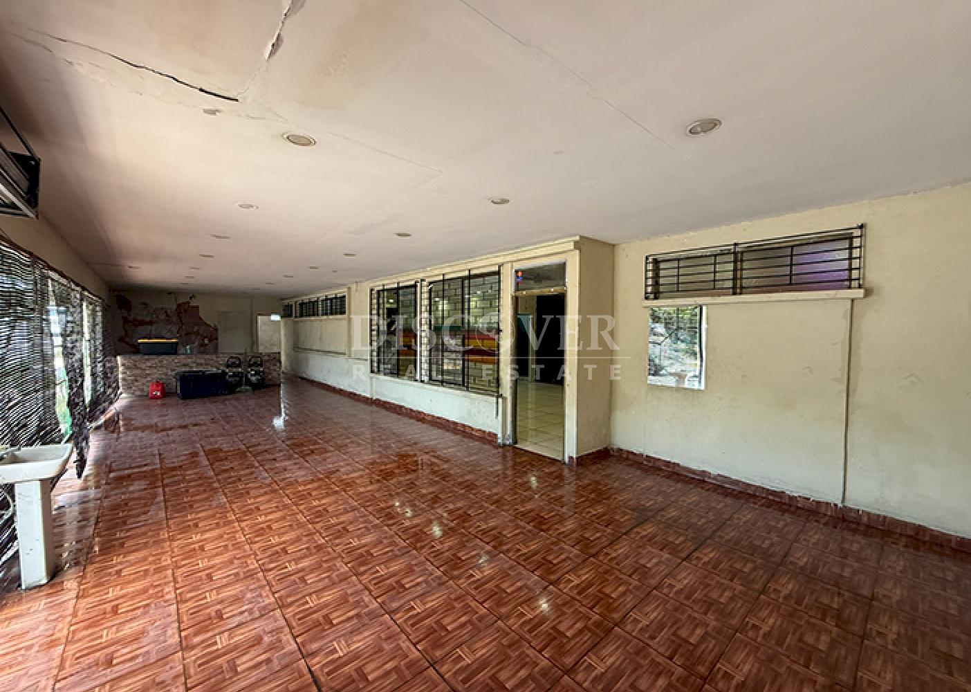 House for sale in Bolonia - Excellent commercial location