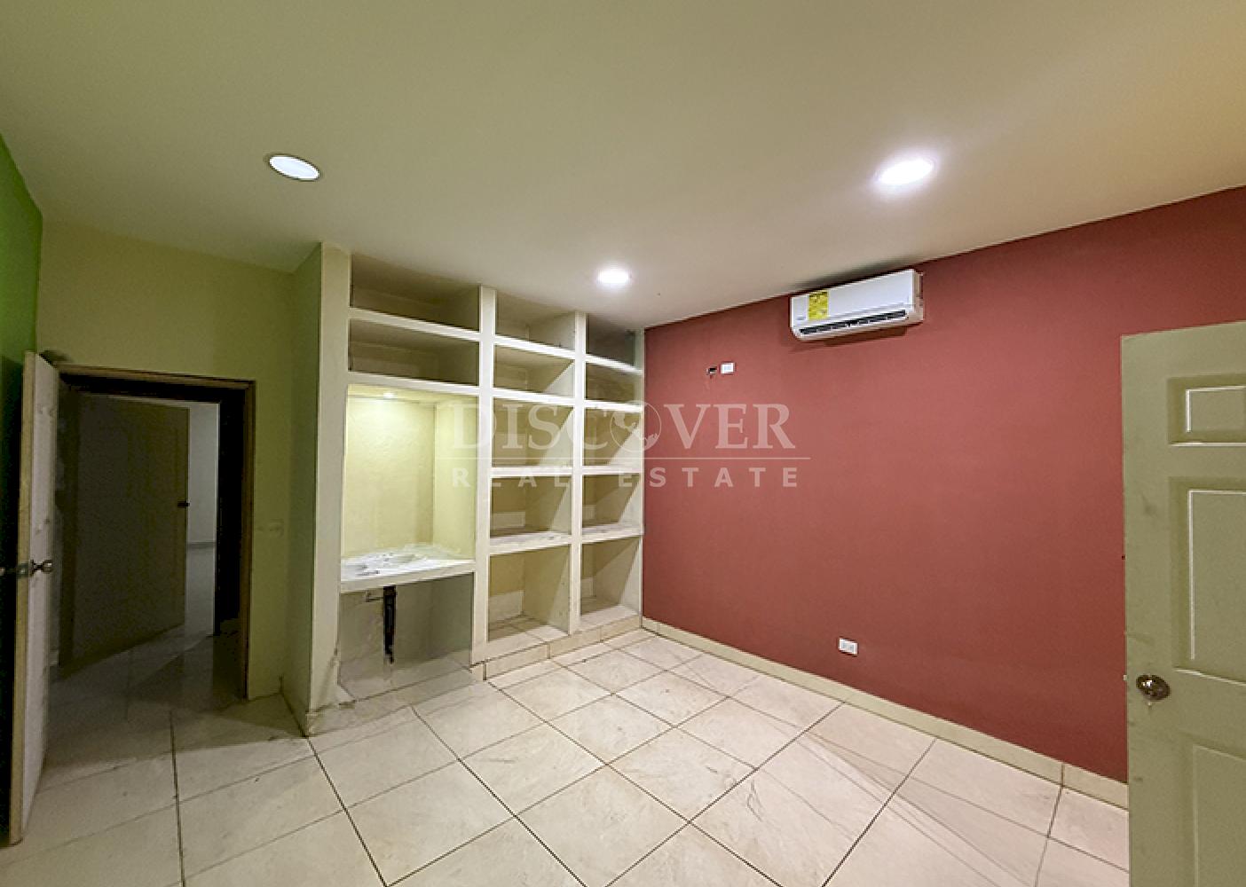 House for sale in Bolonia - Excellent commercial location
