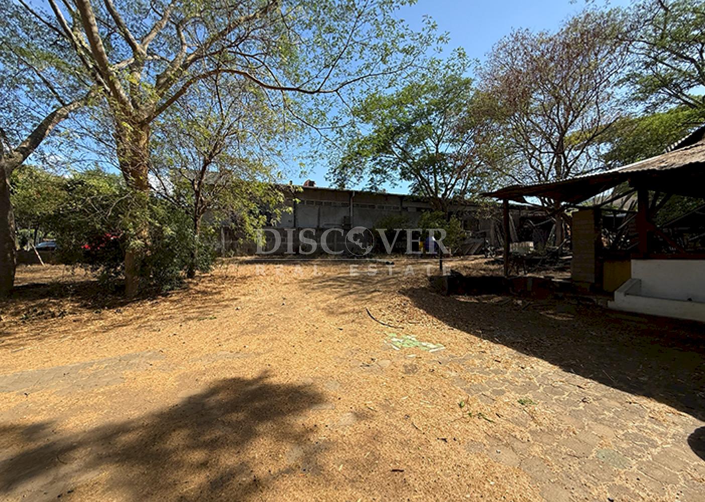 Land for sale in a prime location on Avenida Universitaria in Managua