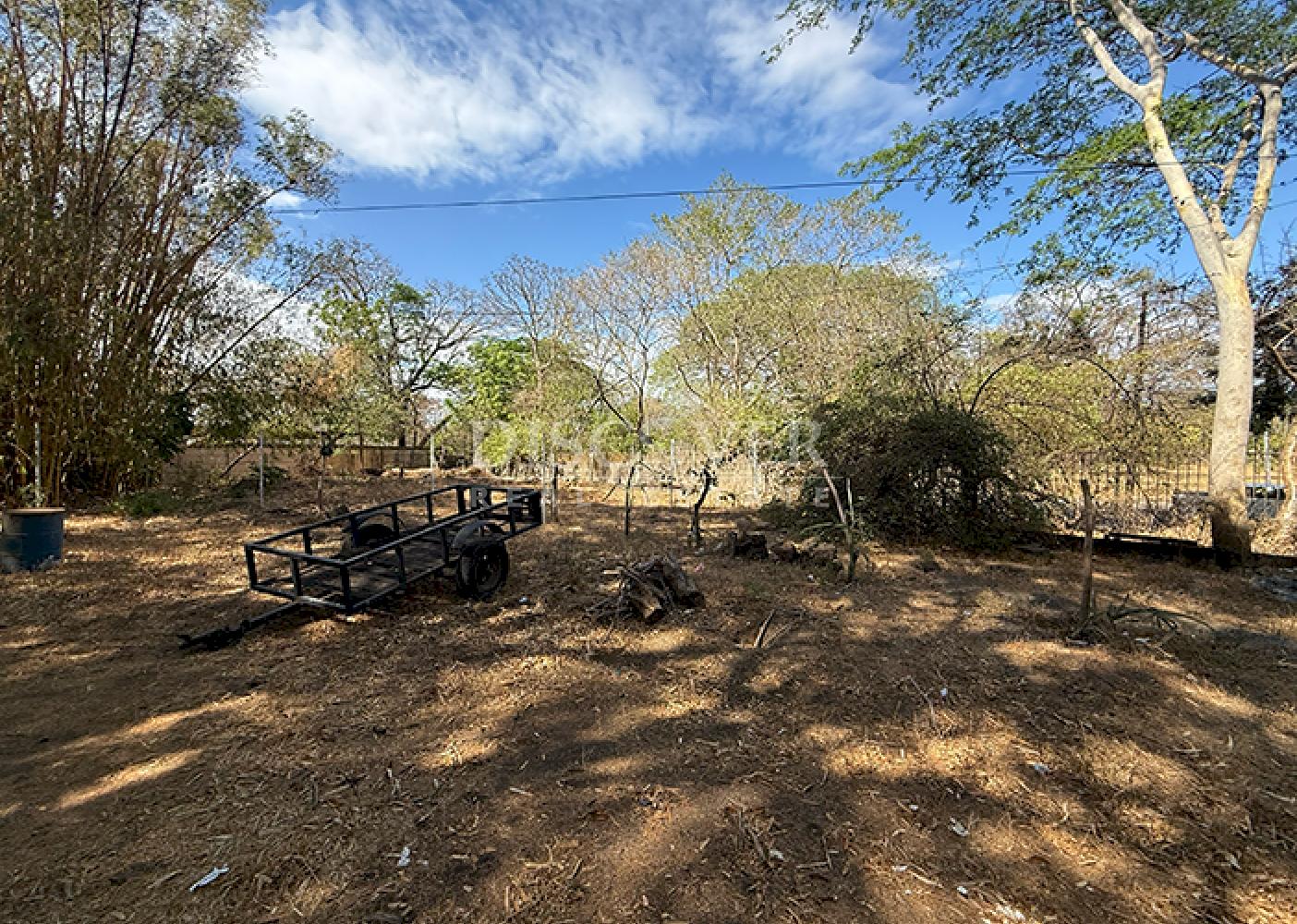 Land for sale in a prime location on Avenida Universitaria in Managua