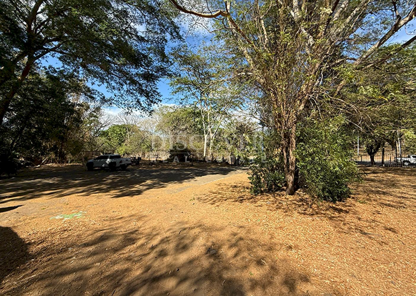 Land for sale in a prime location on Avenida Universitaria in Managua