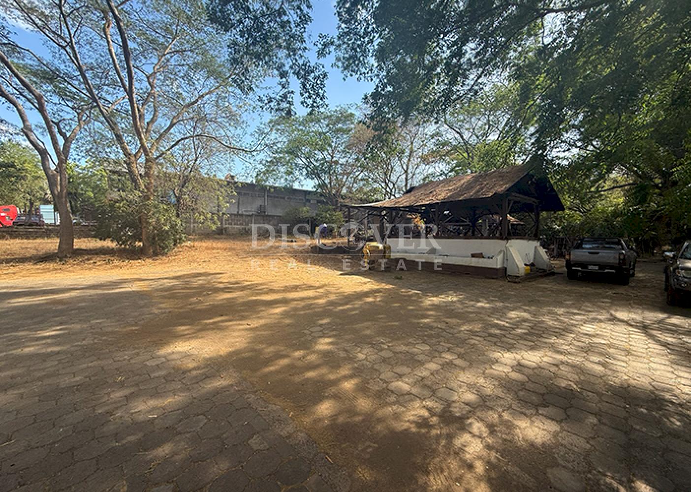 Land for sale in a prime location on Avenida Universitaria in Managua