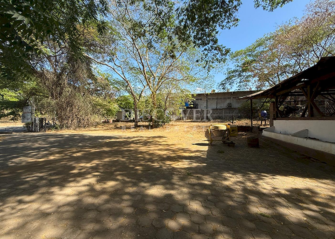 Land for sale in a prime location on Avenida Universitaria in Managua
