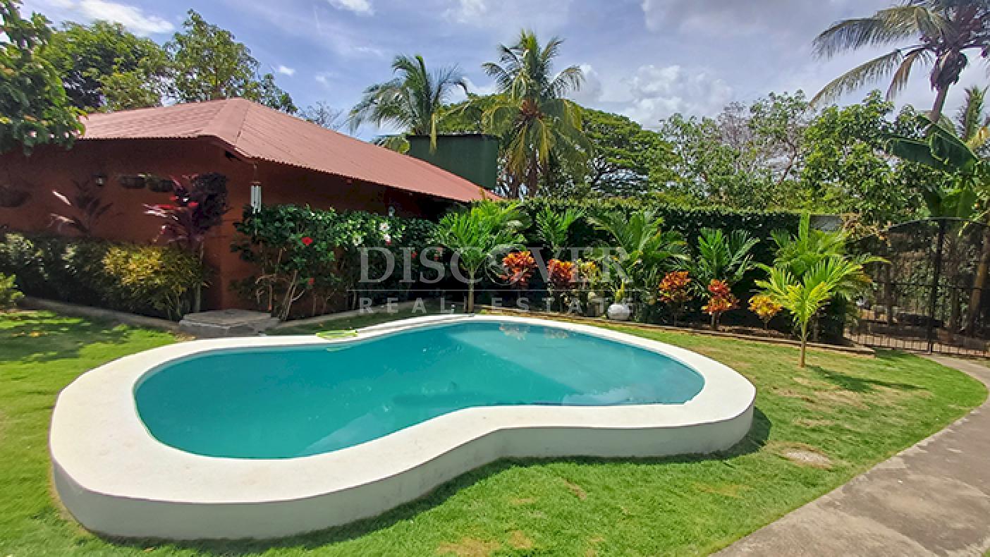 House with a pool and business for sale in Masaya
