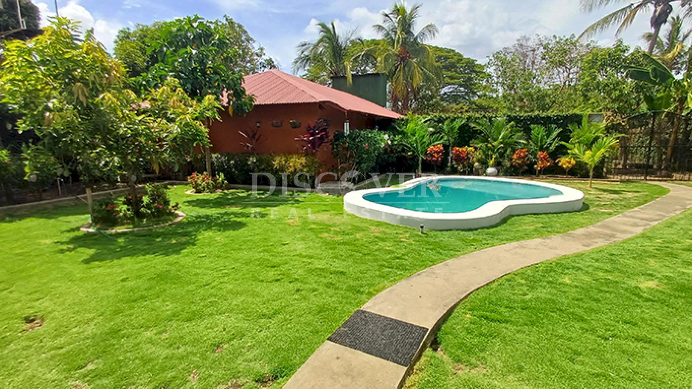 House with a pool and business for sale in Masaya