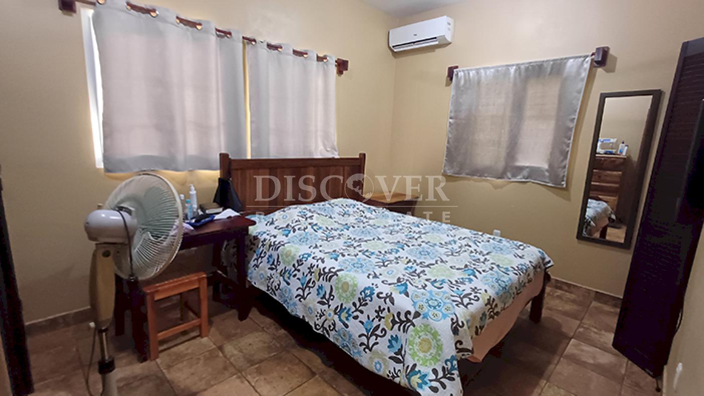 House with a pool and business for sale in Masaya