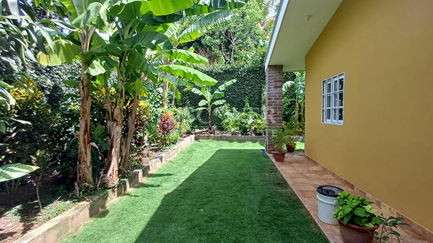 House with a pool and business for sale in Masaya